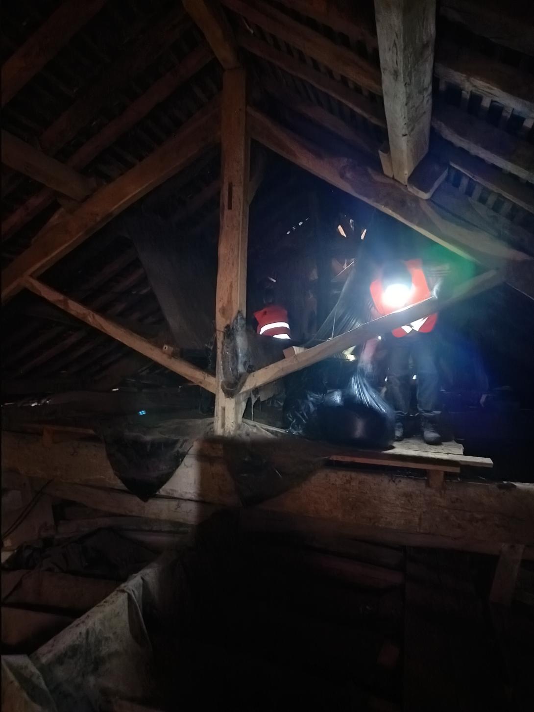 Les_bénévoles_en_action_dans_les_combles